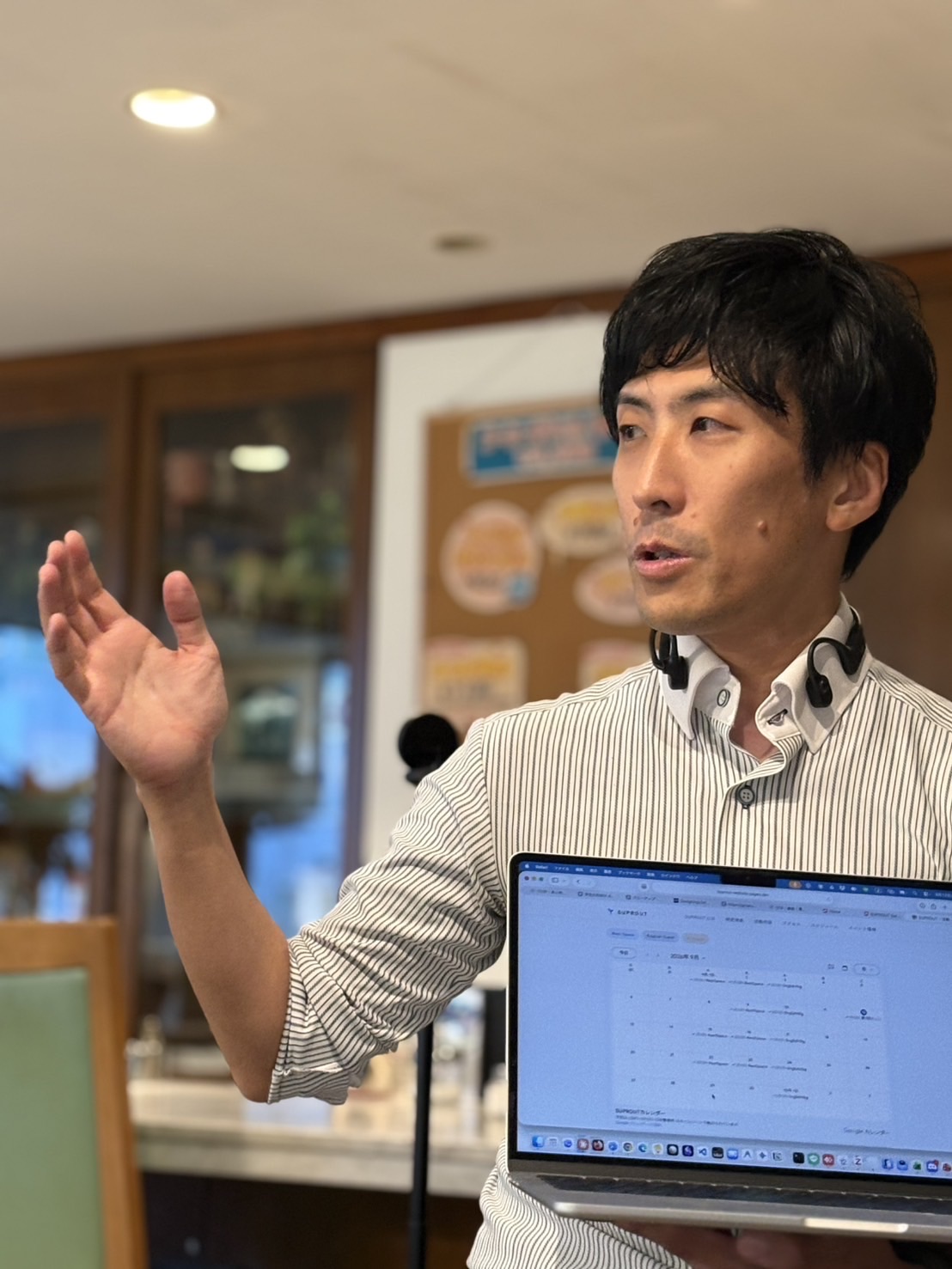 諸々説明する奥信。